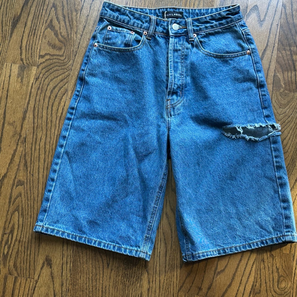 NWT Jluxlabel X Nat & Liv Knee Length Medium Wash Distressed Shorts Sz Small